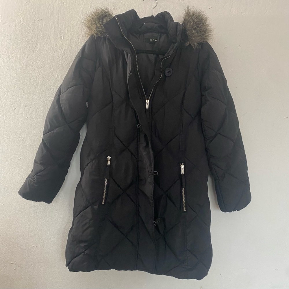 This is women’s full over jacket with fur faux hood. Color black size 4 H&M